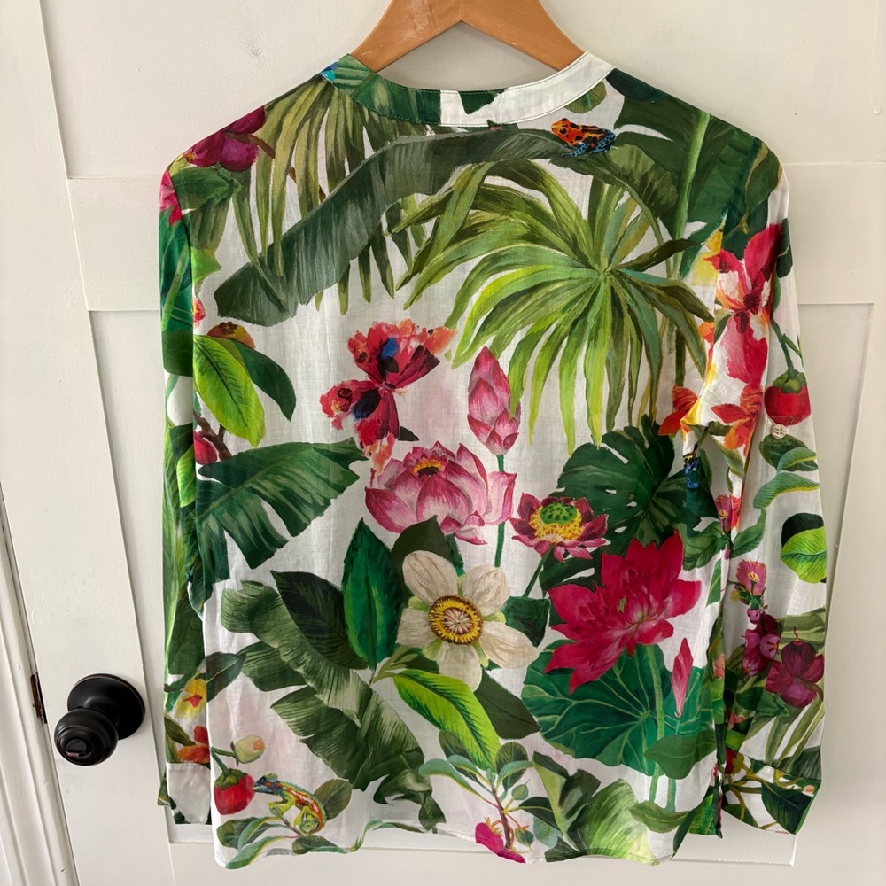 PERSIFOR Freya Placket Front Tropic in Grass Top. Size Small. - Picture 14 of 16